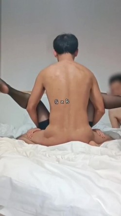 〖绿帽淫妻女神堕落〗绿帽大神献妻领导，亲自开车送骚妻和领导去旅游 把自己的妻子带出去让人当母狗调教 截图7