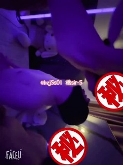 专约极品大神『橘sir-S』在全校师生面前展示一波“体操运动”小母狗羞耻的看着落地窗外的学生和老师，被前后夹击 截图1