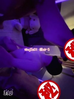 专约极品大神『橘sir-S』在全校师生面前展示一波“体操运动”小母狗羞耻的看着落地窗外的学生和老师，被前后夹击 截图3