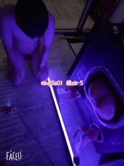 专约极品大神『橘sir-S』在全校师生面前展示一波“体操运动”小母狗羞耻的看着落地窗外的学生和老师，被前后夹击 截图6