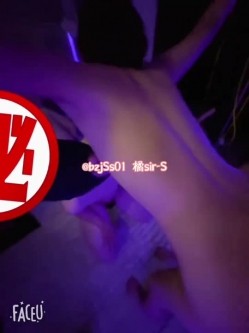 专约极品大神『橘sir-S』在全校师生面前展示一波“体操运动”小母狗羞耻的看着落地窗外的学生和老师，被前后夹击 截图13