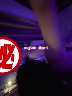 专约极品大神『橘sir-S』在全校师生面前展示一波“体操运动”小母狗羞耻的看着落地窗外的学生和老师，被前后夹击 截图16