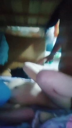 【真实小夫妻】，广西打工夫妻，为养家下海做黄播，小姐姐细腰美臀，黑森林淫水横流，居家啪啪精彩力作 截图12