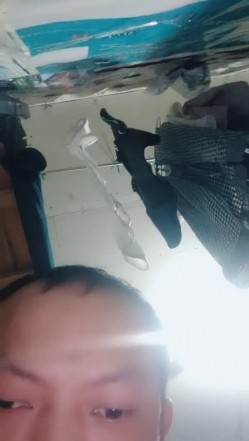 【真实小夫妻】，广西打工夫妻，为养家下海做黄播，小姐姐细腰美臀，黑森林淫水横流，居家啪啪精彩力作 截图14