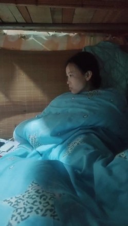 【真实小夫妻】，广西打工夫妻，为养家下海做黄播，小姐姐细腰美臀，黑森林淫水横流，居家啪啪精彩力作 截图15