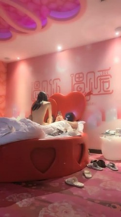 19岁学生妹，【一只兔叽吖】校花双女神，酒店开房，全裸沐浴，无套群P 蜜桃臀后入，好紧插得妹妹疼了 截图3