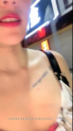 【你好迷人】户外勾引主播直播回放，户外勾引陌生人，厕所打炮，户外露出自慰 截图13