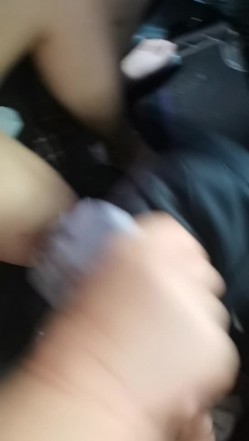 很会玩的大哥带两个小骚逼户外车震，年轻小少妇给大姐吃奶舔逼还要给大哥舔鸡巴真刺激，爆草抽插浪叫不断 截图11