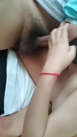 很会玩的大哥带两个小骚逼户外车震，年轻小少妇给大姐吃奶舔逼还要给大哥舔鸡巴真刺激，爆草抽插浪叫不断 截图12