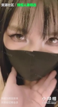 推特绿帽原创携淫荡小娇妻乱交性爱「养只果果」《果果来足交了》口交，骑乘，丝袜精油足交 截图1