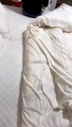 小哥网上聊了很久的高颜值极品美女终于勾搭成功约到家中,洗澡时已经在浴室干她了,又到床上狠狠插,逼毛真旺.国语! 截图1