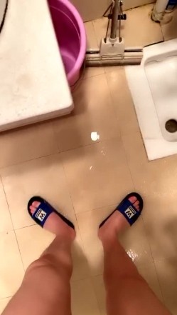 小哥网上聊了很久的高颜值极品美女终于勾搭成功约到家中,洗澡时已经在浴室干她了,又到床上狠狠插,逼毛真旺.国语! 截图4