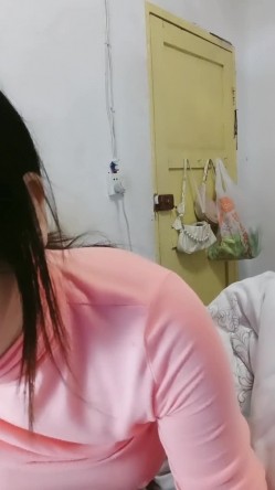 风味十足 极品少妇【小阿姨来了】为生活~在出租屋大秀直播~！强烈推荐，很有味道的小姐姐，完美奶子~！ 截图6