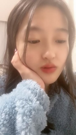 文静甜美大奶妹妹！笑起来很甜！收费房给大家秀一波，肉肉身材揉捏柰子，张开双腿震动棒抽插，多毛肥穴 截图2