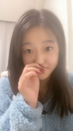 文静甜美大奶妹妹！笑起来很甜！收费房给大家秀一波，肉肉身材揉捏柰子，张开双腿震动棒抽插，多毛肥穴 截图3