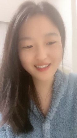 文静甜美大奶妹妹！笑起来很甜！收费房给大家秀一波，肉肉身材揉捏柰子，张开双腿震动棒抽插，多毛肥穴 截图4