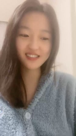 文静甜美大奶妹妹！笑起来很甜！收费房给大家秀一波，肉肉身材揉捏柰子，张开双腿震动棒抽插，多毛肥穴 截图6