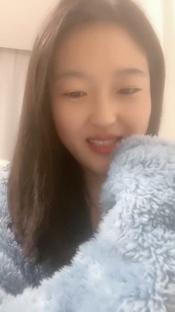 文静甜美大奶妹妹！笑起来很甜！收费房给大家秀一波，肉肉身材揉捏柰子，张开双腿震动棒抽插，多毛肥穴 截图7