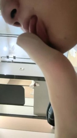 新来的骚货，拜金女，开着特斯拉去车震，【柔柔早点睡】，KTV塞跳蛋，车震，酒店开房一条龙 截图11