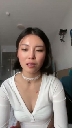 新人，这个小少妇挺有味道，【乌龟追兔子】，独居公寓中，今天阳光不错，窗前发骚，扭动柳腰加上黄瓜伺候，刺激至极 截图5