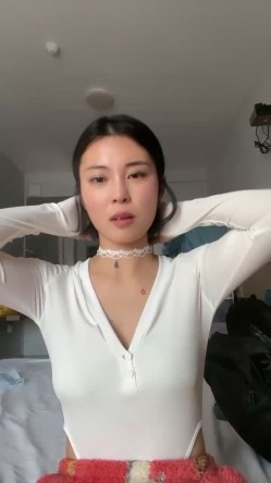 新人，这个小少妇挺有味道，【乌龟追兔子】，独居公寓中，今天阳光不错，窗前发骚，扭动柳腰加上黄瓜伺候，刺激至极 截图6