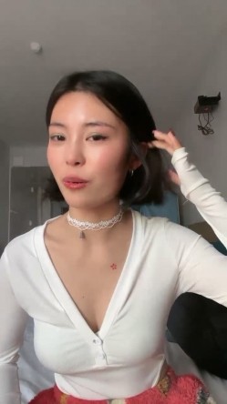 新人，这个小少妇挺有味道，【乌龟追兔子】，独居公寓中，今天阳光不错，窗前发骚，扭动柳腰加上黄瓜伺候，刺激至极 截图7