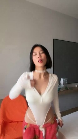 新人，这个小少妇挺有味道，【乌龟追兔子】，独居公寓中，今天阳光不错，窗前发骚，扭动柳腰加上黄瓜伺候，刺激至极 截图9