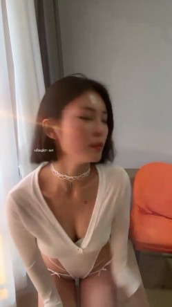 新人，这个小少妇挺有味道，【乌龟追兔子】，独居公寓中，今天阳光不错，窗前发骚，扭动柳腰加上黄瓜伺候，刺激至极 截图12