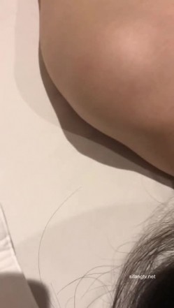 高颜值校花级大学生 露脸做爱啪啪，轻轻一操就哼哼唧唧的 被操的骚叫不停 声音动听，年纪轻轻如此反差 截图1