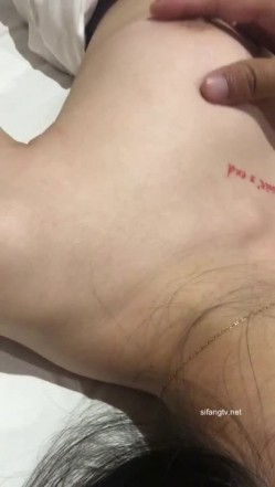 高颜值校花级大学生 露脸做爱啪啪，轻轻一操就哼哼唧唧的 被操的骚叫不停 声音动听，年纪轻轻如此反差 截图3