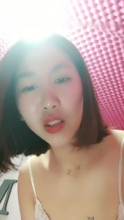 颜值不错短发少妇大黑牛自慰 开裆黑丝张开双腿椅子上震动翘着屁股非常诱人 截图3
