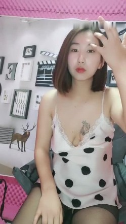 颜值不错短发少妇大黑牛自慰 开裆黑丝张开双腿椅子上震动翘着屁股非常诱人 截图5