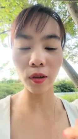 离异人妻，【单身少妇】，天气炎热寻刺激，户外小溪还有那么多人，脱光游一会儿，美景当前可惜无人观看 截图1