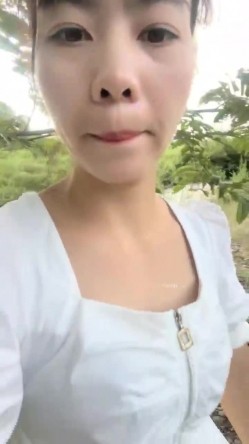 离异人妻，【单身少妇】，天气炎热寻刺激，户外小溪还有那么多人，脱光游一会儿，美景当前可惜无人观看 截图3