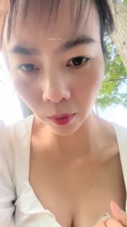 离异人妻，【单身少妇】，天气炎热寻刺激，户外小溪还有那么多人，脱光游一会儿，美景当前可惜无人观看 截图4
