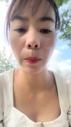 离异人妻，【单身少妇】，天气炎热寻刺激，户外小溪还有那么多人，脱光游一会儿，美景当前可惜无人观看 截图5