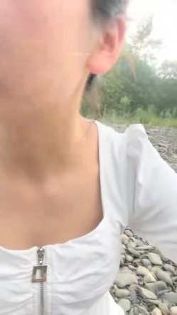 离异人妻，【单身少妇】，天气炎热寻刺激，户外小溪还有那么多人，脱光游一会儿，美景当前可惜无人观看 截图7