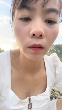离异人妻，【单身少妇】，天气炎热寻刺激，户外小溪还有那么多人，脱光游一会儿，美景当前可惜无人观看 截图8