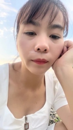 离异人妻，【单身少妇】，天气炎热寻刺激，户外小溪还有那么多人，脱光游一会儿，美景当前可惜无人观看 截图9