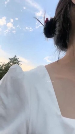 离异人妻，【单身少妇】，天气炎热寻刺激，户外小溪还有那么多人，脱光游一会儿，美景当前可惜无人观看 截图10