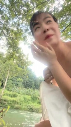 离异人妻，【单身少妇】，天气炎热寻刺激，户外小溪还有那么多人，脱光游一会儿，美景当前可惜无人观看 截图11