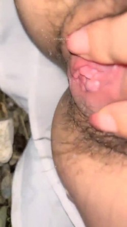离异人妻，【单身少妇】，天气炎热寻刺激，户外小溪还有那么多人，脱光游一会儿，美景当前可惜无人观看 截图15