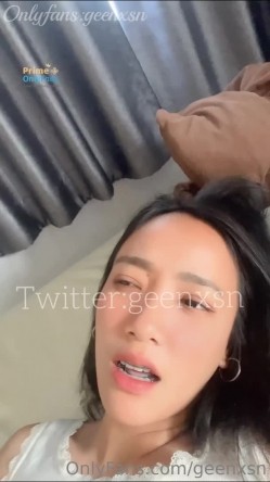 东南亚高颜值极品身材女神「geenxsn」，OF露脸性爱私拍，口爆吞精，身着性感内衣被男友爆插 截图9