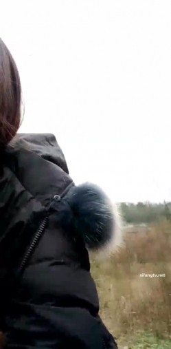 漂亮户外美女主播【雅美蝶】户外勾搭路人口交啪啪偷情玩刺激 户外野战田间小路跪舔J8 席地而战 这个路人太幸运 截图2