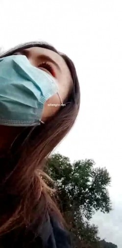 漂亮户外美女主播【雅美蝶】户外勾搭路人口交啪啪偷情玩刺激 户外野战田间小路跪舔J8 席地而战 这个路人太幸运 截图3