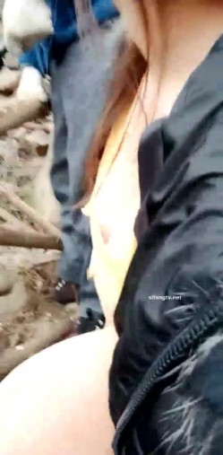 漂亮户外美女主播【雅美蝶】户外勾搭路人口交啪啪偷情玩刺激 户外野战田间小路跪舔J8 席地而战 这个路人太幸运 截图4