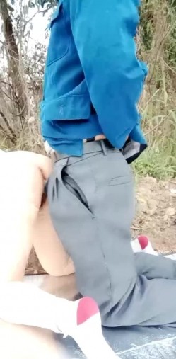 漂亮户外美女主播【雅美蝶】户外勾搭路人口交啪啪偷情玩刺激 户外野战田间小路跪舔J8 席地而战 这个路人太幸运 截图15
