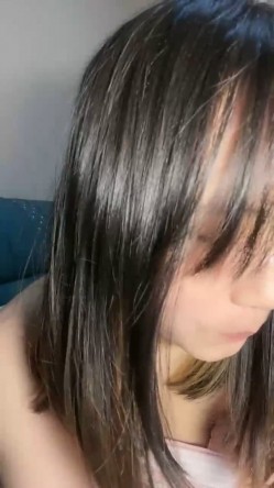 邻家小妹，19岁，颜值相当不错，【不是甜妹好烦啊】，表面是乖乖女，实际上很饥渴 深喉吃鸡被操 截图1