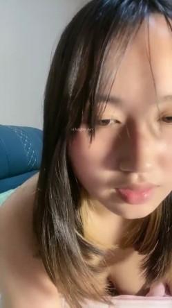邻家小妹，19岁，颜值相当不错，【不是甜妹好烦啊】，表面是乖乖女，实际上很饥渴 深喉吃鸡被操 截图2