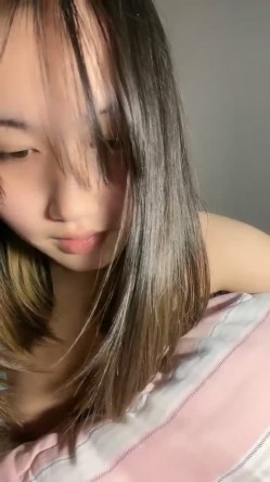 邻家小妹，19岁，颜值相当不错，【不是甜妹好烦啊】，表面是乖乖女，实际上很饥渴 深喉吃鸡被操 截图5